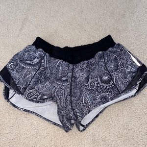 Lululemon Hotty Hot Low Rise Short 4” Black and White Lined Size 8